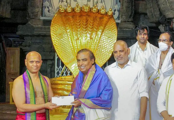 तिरुमाला मंदिर में मुकेश अंबानी ने दान की दिमाग चकरा देने वाली धनराशि, यहां जानें