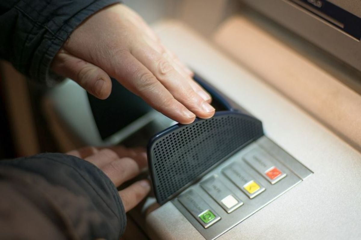 ATM Safety Tips: एटीएम से पैसे निकालते समय आप तो नहीं कर रहे ये गलती? हो जाएं सावधान!