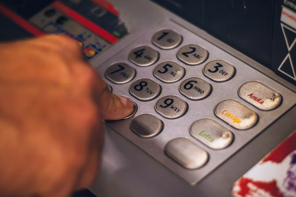 ATM इस्तेमाल करते समय ये गलती पड़ेगी भारी, अटक जाएंगे पैसे!