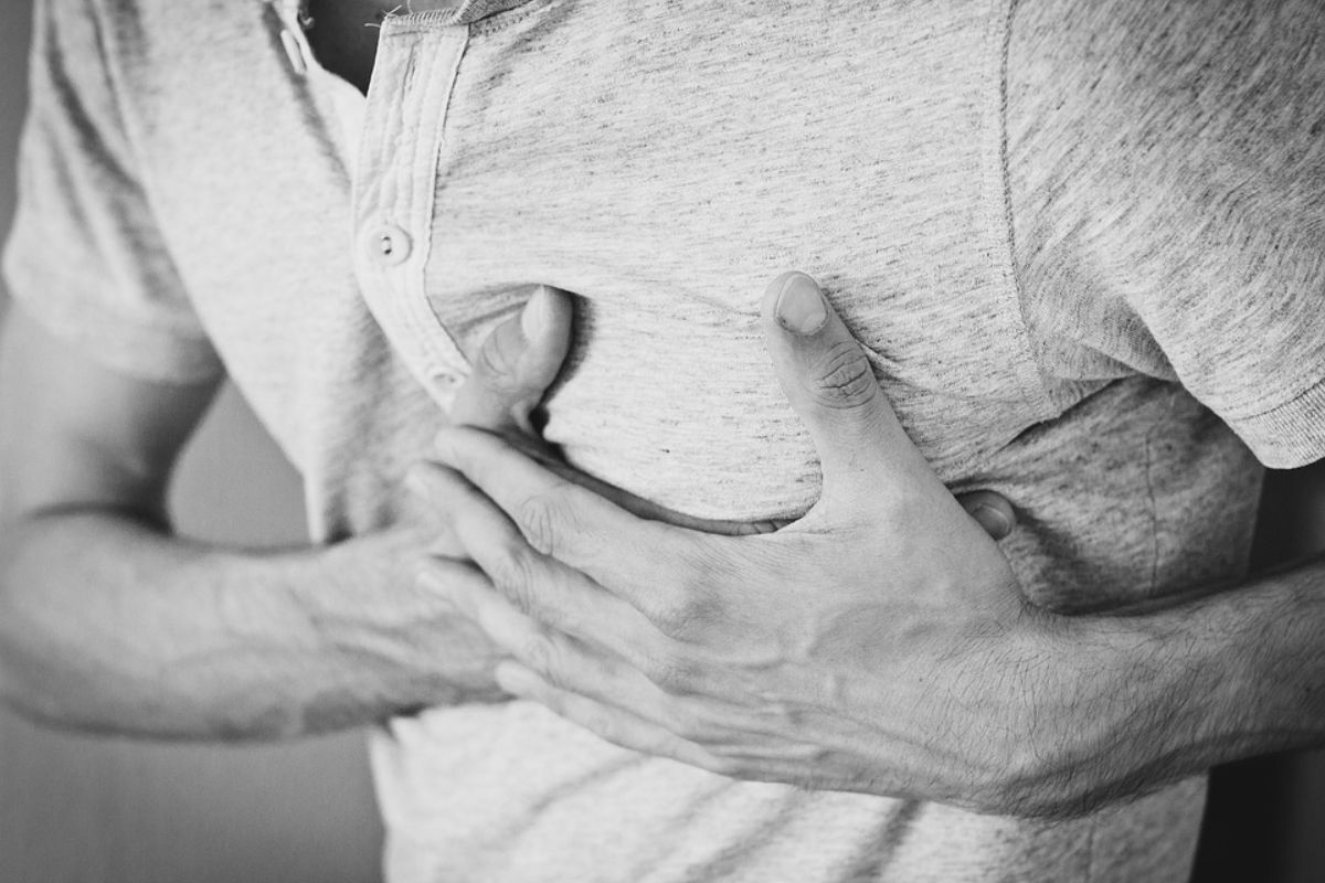 Heart Attack आने के 1 महीने पहले मिलने लगते हैं खास संकेत, ये लक्षण दिखते ही हो जाएं सावधान!