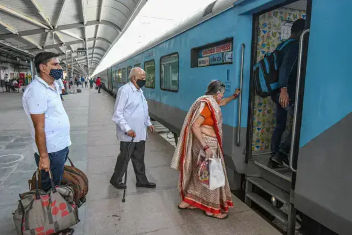Indian Railway की सख्त चेतवानी, यात्रा के दौरान ये गलती करने पर होगी सजा