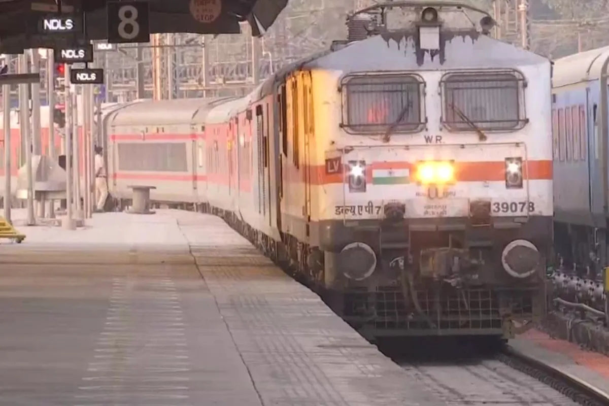 Indian Railways: ट्रेन के लेट होन पर यात्री नहीं होंगे परेशान, रेलवे फ्री में देगा ये खास सुविधा