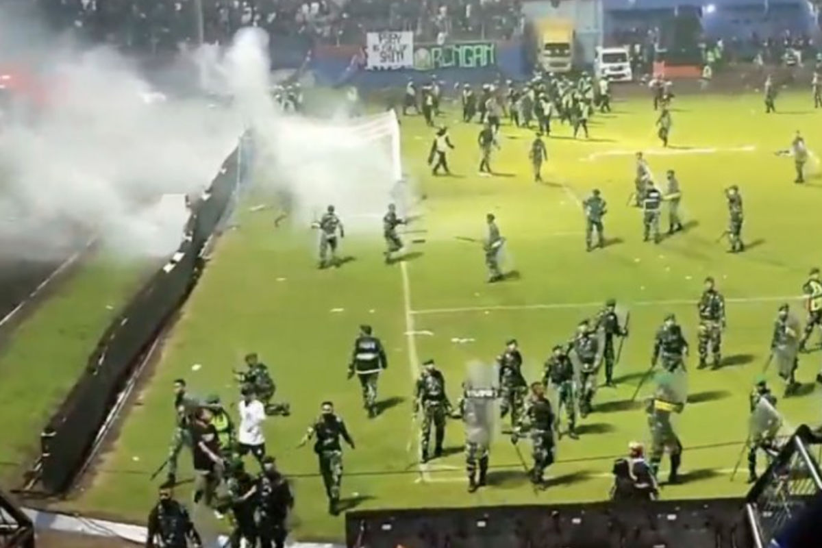 VIDEO: इंडोनेशिया में फुटबॉल मैच के दौरान हुई भगदड़ में 174 लोगों की मौत