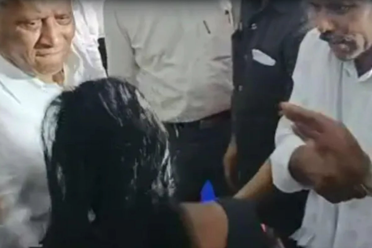 कर्नाटक: बीजेपी के मंत्री ने लांघी हदें, महिला को जड़ा थप्पड़, देखें VIDEO