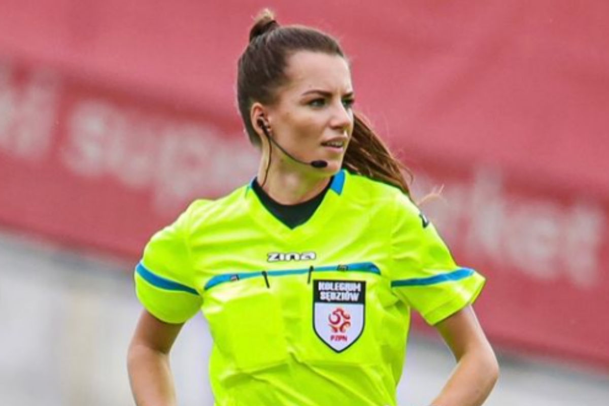FIFA के बीच वायरल हुई सबसे खूबसूरत रेफरी Karolina Bojar, देखें दीवाना कर देने वाली तस्वीरें