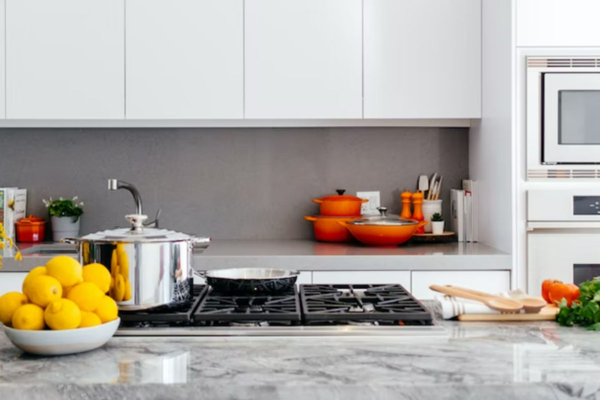 Vastu Tips: घर की इस दिशा में भूल से भी न बनाएं किचन, वरना परिवार में हो सकता है भारी क्लेश!