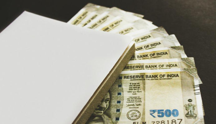 डॉलर की दहाड़ के सामने भारतीय मुद्रा चित, रुपया रिकॉर्ड निचले स्तर पर पहुंचा