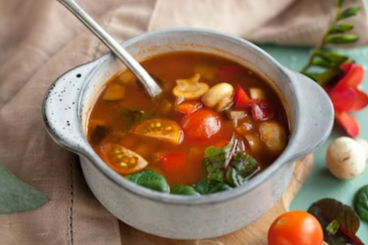 सर्दियों में आसानी से घटा लेंगे पेट की सारी चर्बी, बस आहार में जोड़ें ये 5 लो कैलोरी सूप