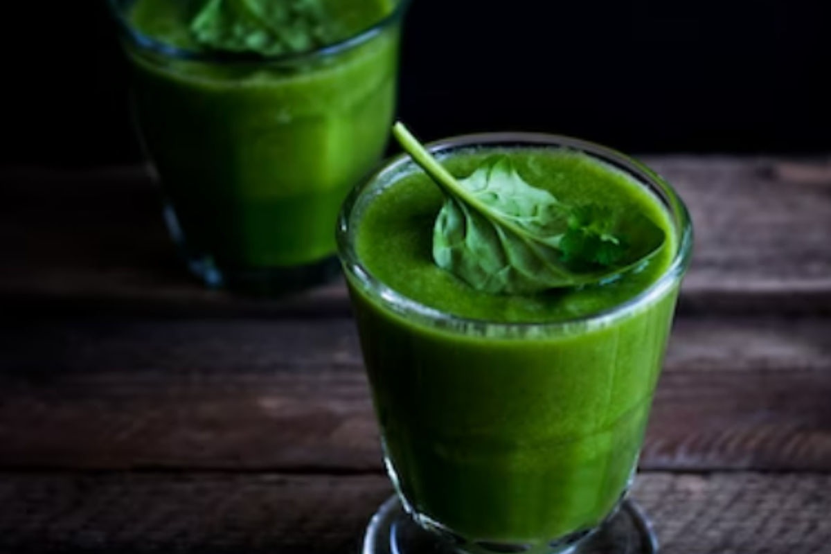 Benefits of Spinach Juice: कई बीमारियों का काल है पालक का जूस, फायदे सुन तुरंत पिएंगे आप