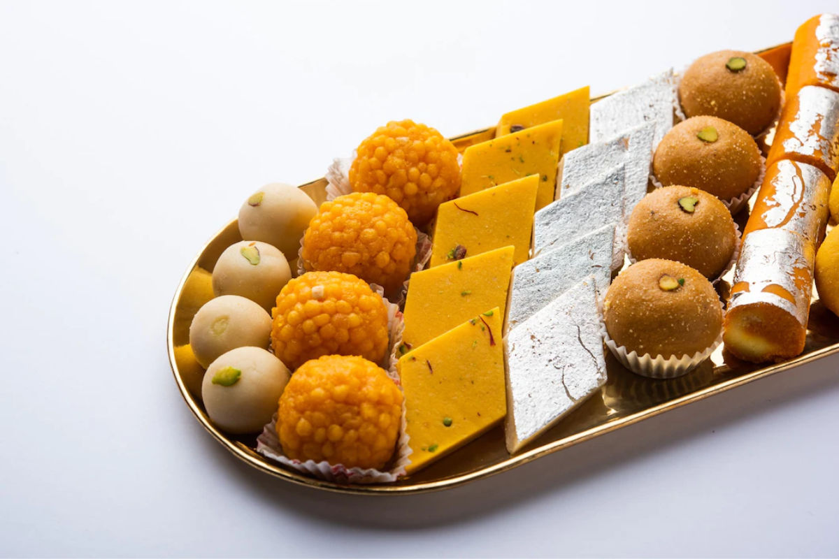 Diwali 2022 Sweets: मिलावटी मिठाईयों से हो सकती है कई बीमारिया, बरतें ये सावधानी