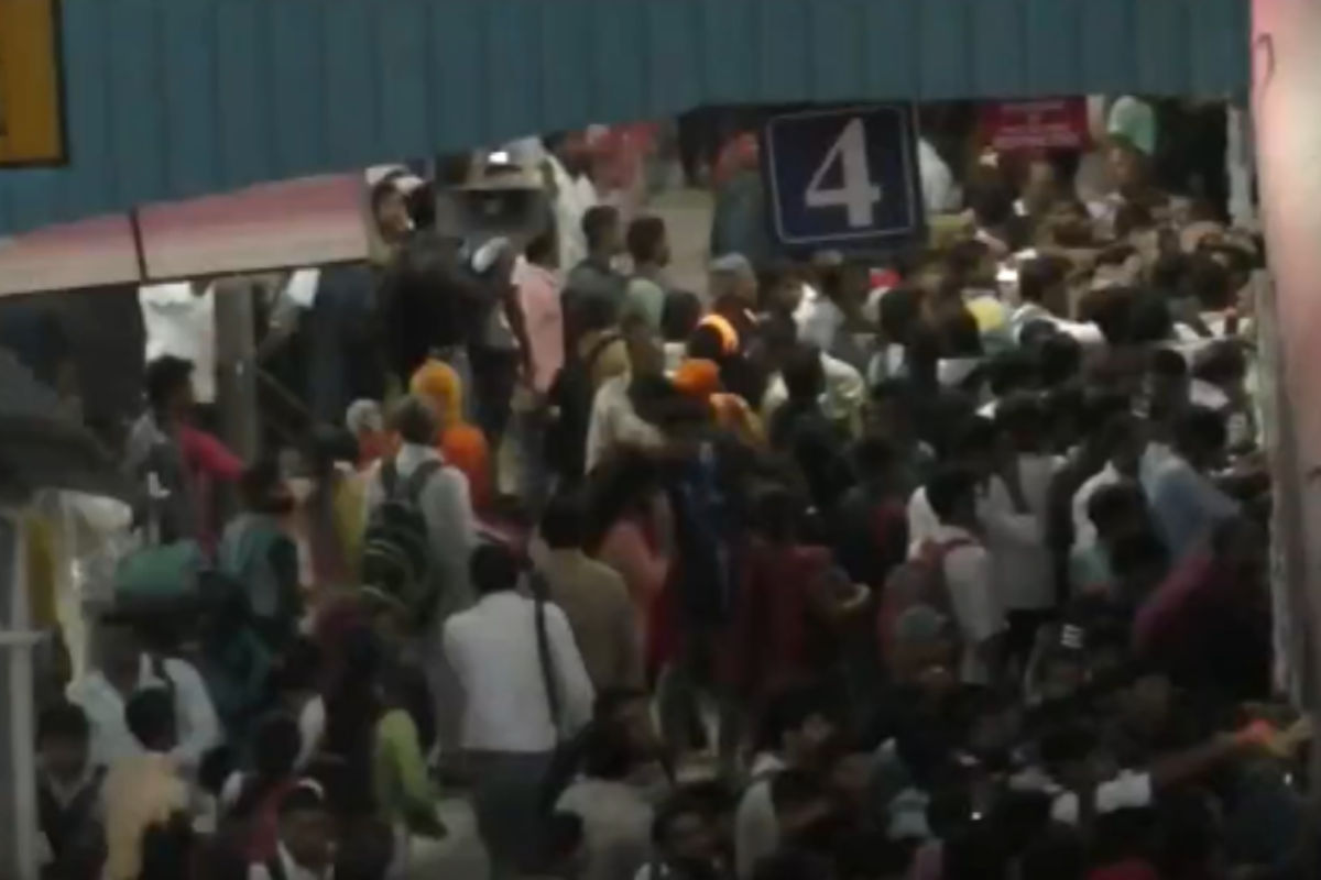 VIDEO: यूपी पीईटी परीक्षा के बाद रेलवे स्टेशनों-बस डिपो पर उमड़ी भारी भीड़, छात्रों का हाल बेहाल