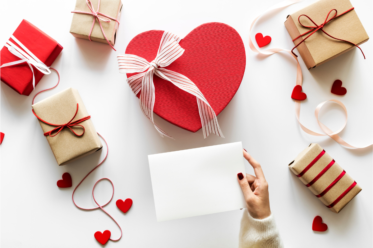 Valentines day 2023 Gift Ideas: वैलेंटाइन को खास बनाने के लिए अपनी गर्लफ्रेंड को दें शानदार तोहफा, देखें पूरी लिस्ट