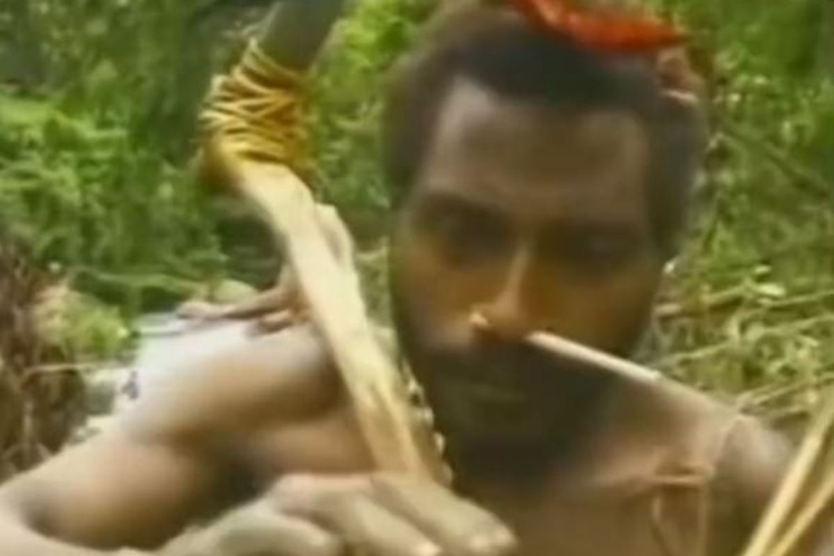 गोरे शख्स को देख आदिवासी को लगा करंट! 1993 का VIDEO वायरल