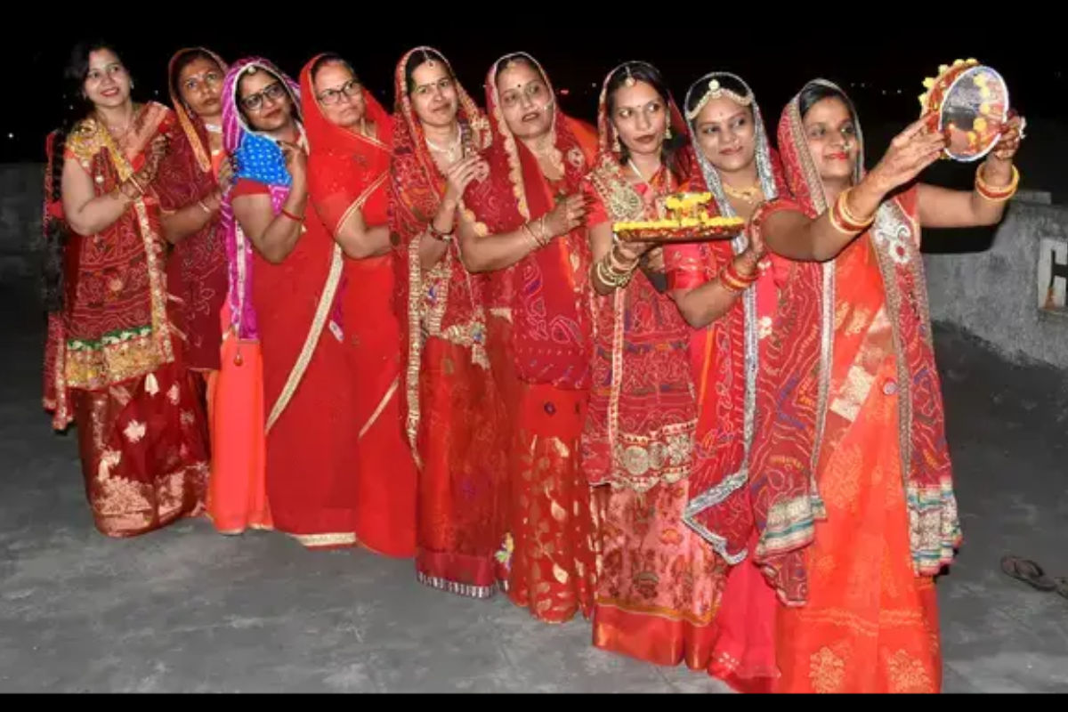 karva Chauth 2022: करवा चौथ पर शादीशुदा महिलाएं न करें ये गलतियां, होता है अशुभ