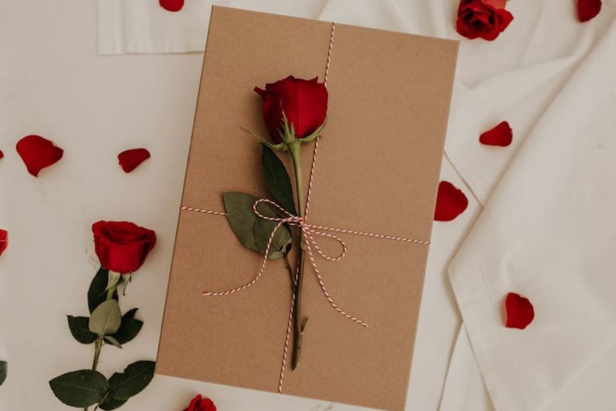 Valentine’s Day Gift Idea for Boyfriend: वैलेंटाइन डे पर बॉयफ्रेंड को दें ये खास तोहफे, यहां देखें पूरी लिस्ट