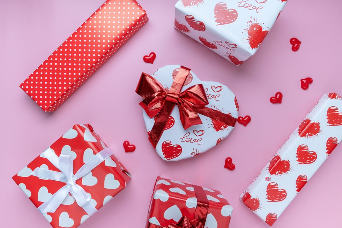 Valentine’s Day Gift For Him: वैलेंटाइन डे पर आप बॉयफ्रेंड को दे सकती हैं ये 5 गिफ्ट, देखें लिस्ट