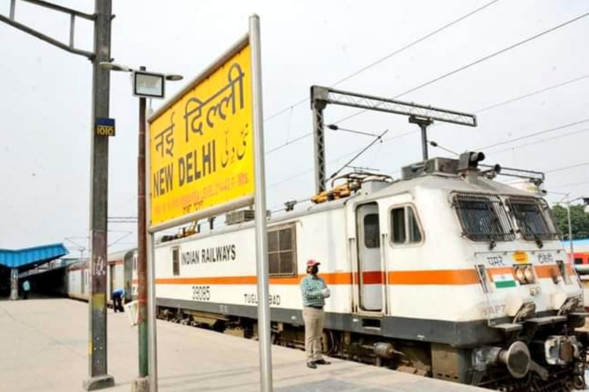 Railway Station का नाम पीले बोर्ड पर काले रंग से ही क्यों लिखा जाता है? वजह जानकर रह जाएंगे दंग!