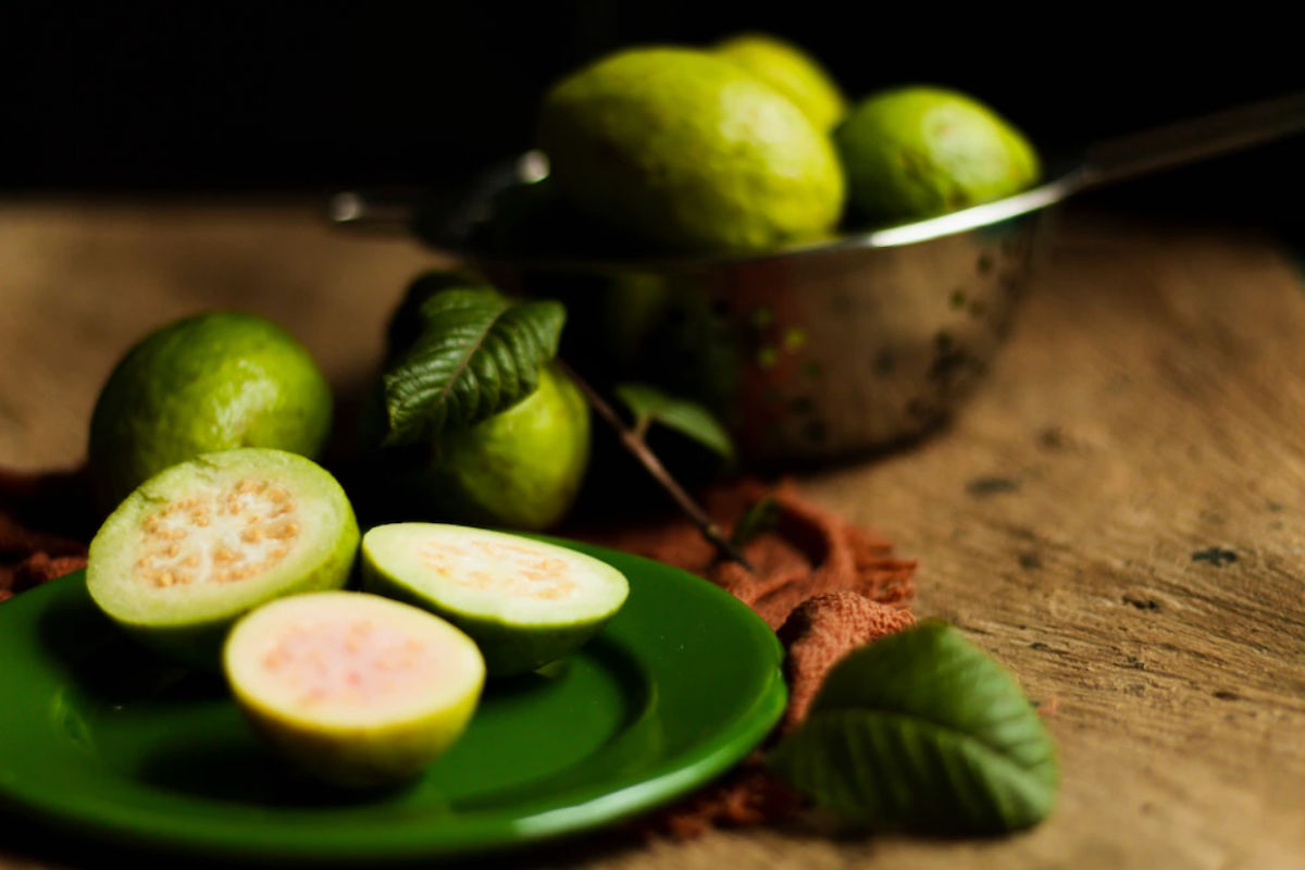 Guava Benefits In Hindi: अमरूद का सेवन वजन कम होने के साथ ही कैंसर का रिस्क भी करता है कम! जानें कैसे
