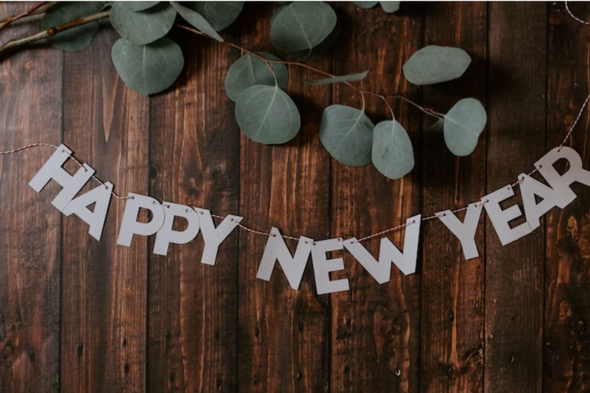 New Year 2023 Wishes, Quotes, Messages: इन शायरियों के साथ दें नए साल की शुभकामनाएं