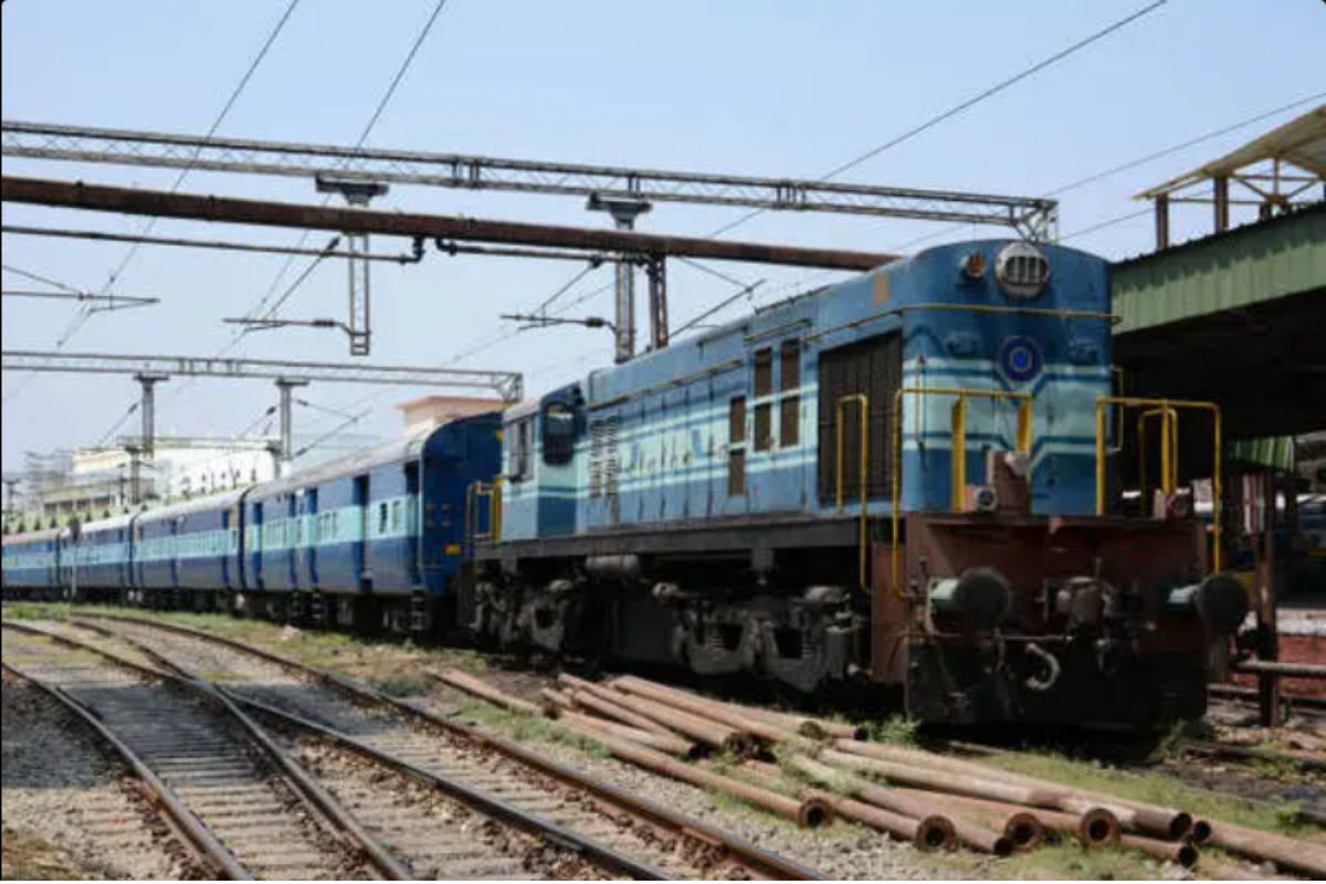 Indian Railways: रेलवे ने ट्रेन यात्रियों को दी सलाह, तुरंत जानें वरना पड़ सकता है भारी