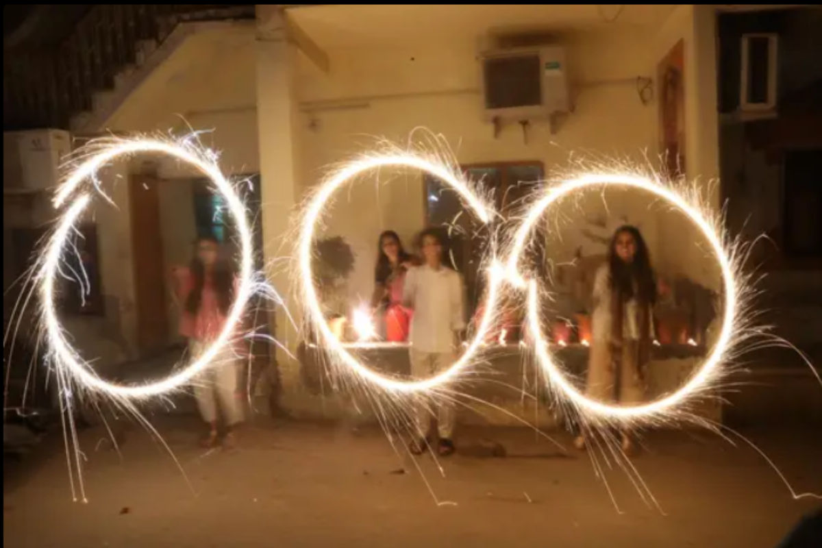 Diwali 2022: पटाखे फोड़ते समय इन बातों का रखें ध्यान, तभी मनेगी हैप्पी दिवाली