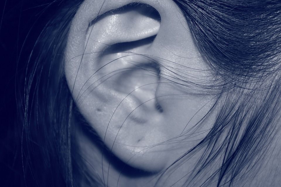 Ear buds का अधिक इस्तेमाल करते हैं तो तुरंत सुधर जाएं, वरना बहरे हो जाएंगे