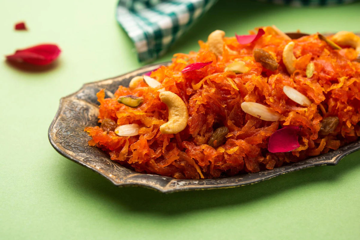 Gajar Ka Halwa: गाजर का हलवा कैसे बनता है? जानें सामग्री लिस्ट और बेहद आसान रेसिपी