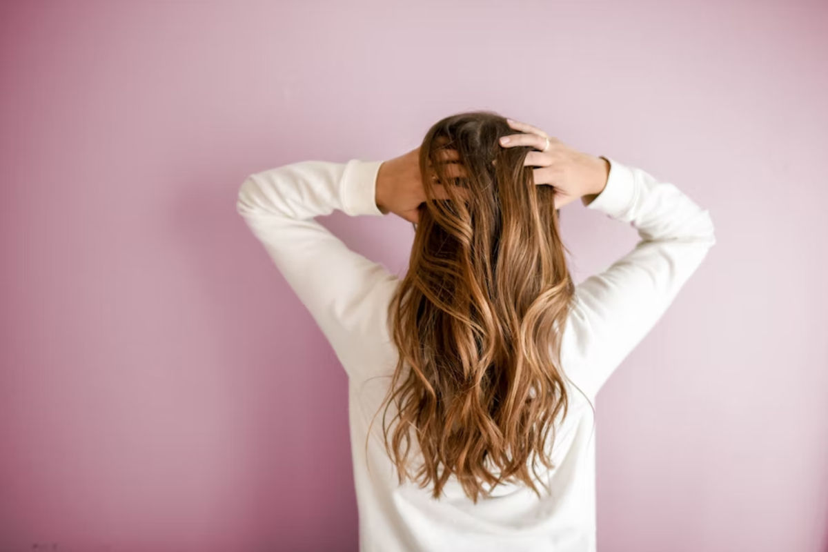 Hair Loss: क्या आप भी झड़ते बालों से हो गए हैं परेशान? तो इन 4 चीजों का करें सेवन