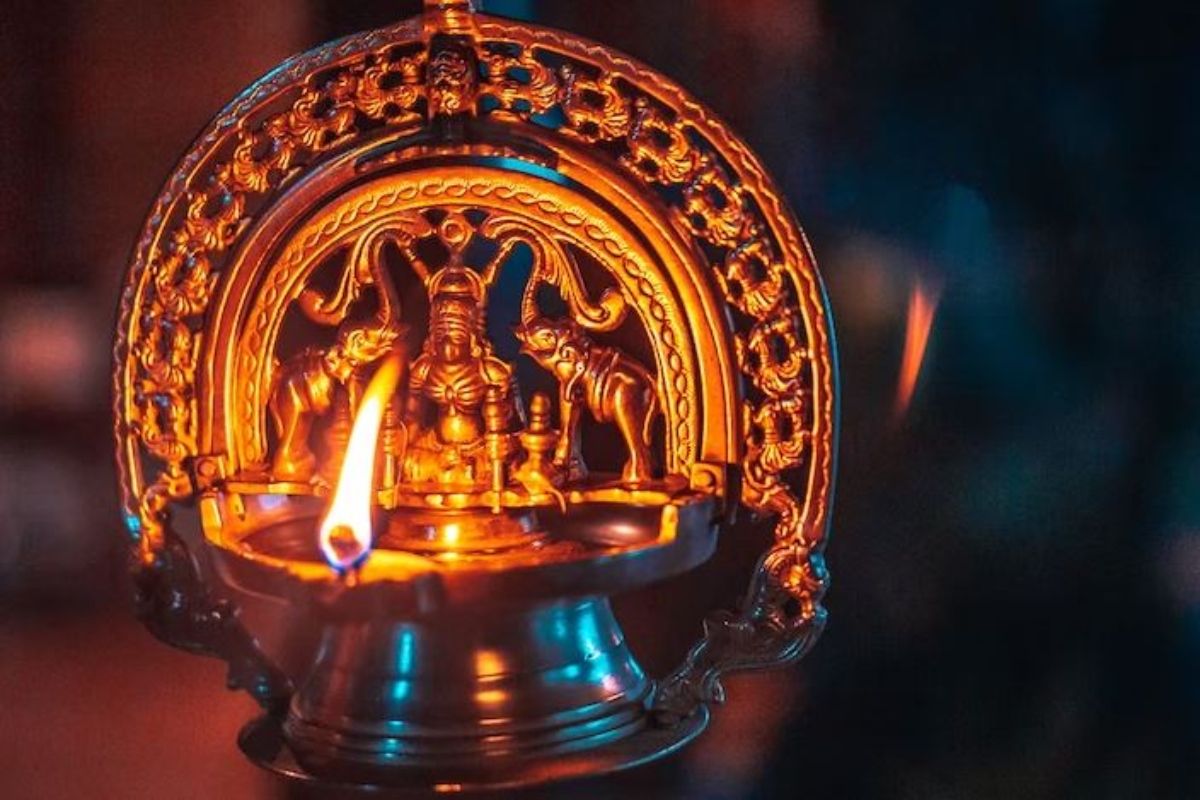 Diwali 2022: मां लक्ष्मी की पूजा करते समय ना भूलें ये बातें, वरना पड़ सकता है भारी