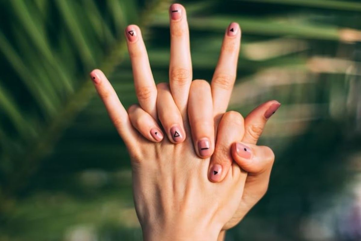 Bad Habits: उंगलिया चटकाने की आदत के होते हैं बड़े नुकसान, जानकर आप हो जाएंगे हैरान!