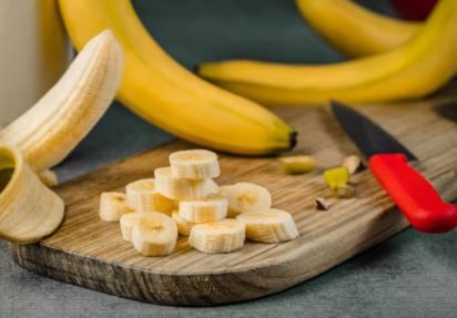 केला पसंद है तो हो जाएं सतर्क! इसे ज्यादा खाने से हो सकते हैं साइड इफेक्ट्स