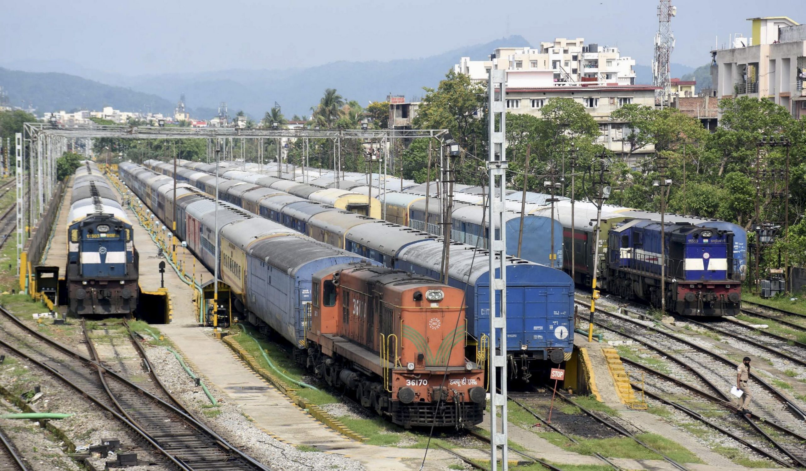 Indian Railways: छठ पूजा पर रेलवे चलाने जा रहा है स्पेशल ट्रेनें, देखें पूरी लिस्ट