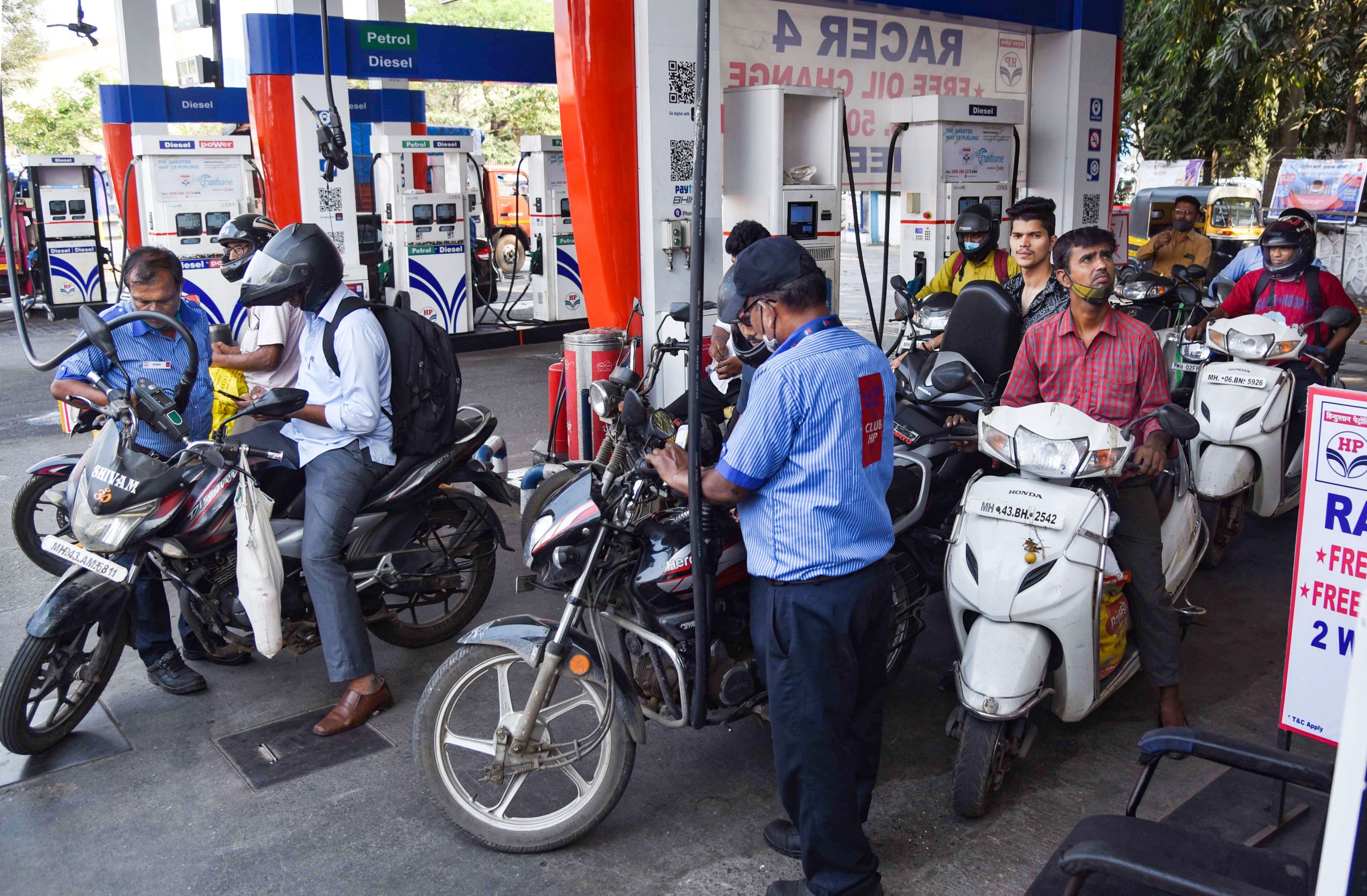 पिछले 15 दिन में 9.20 रुपये महंगा हो गया पेट्रोल-डीजल, देखें ताजा रेट