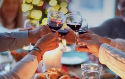 Christmas 2021: क्रिसमस पार्टी में ड्रिंक करने से पहले इन 5 बातों का रखें ध्यान, नहीं होगा हैंगओवर