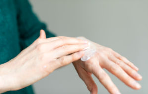 Skin Care: सर्दियों में क्या आपकी स्किन भी हो जाती है ड्राई? अपनाएं ये 5 अचूक तरीके