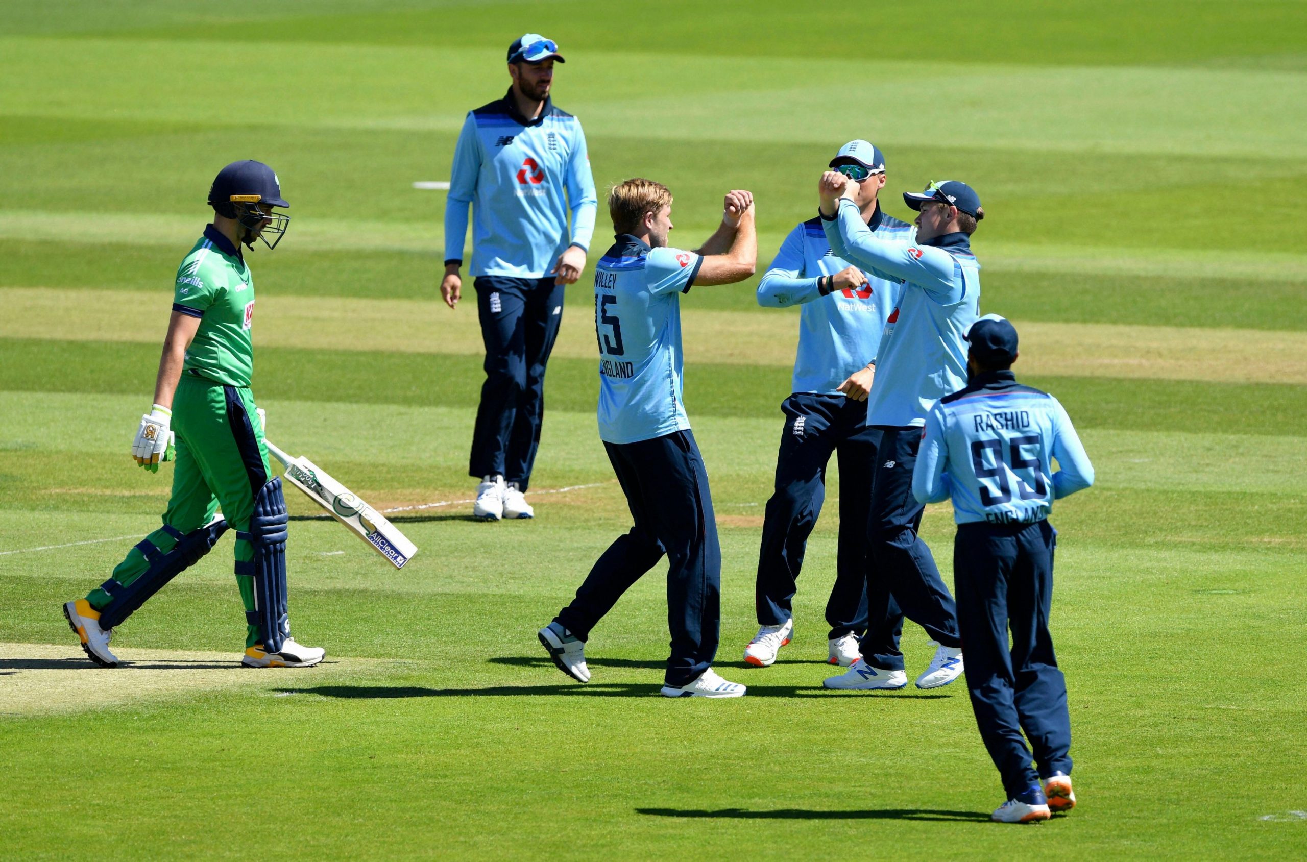 इंग्लैंड की जीत में चमके डेविड विली और सैम बिलिंग्स, आयरलैंड को दी 6 विकेट से मात