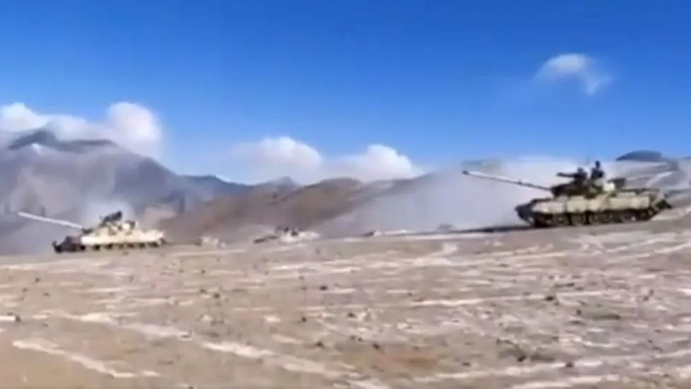 लद्दाख में भारत और चीन की सेना ने पीछे हटना शुरू किया, देखें पीछे हटते टैंकों का Video
