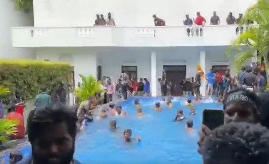 VIDEO: गोटबाया राजपक्षे के स्विमिंग पूल में प्रदर्शनकारियों ने की मस्ती