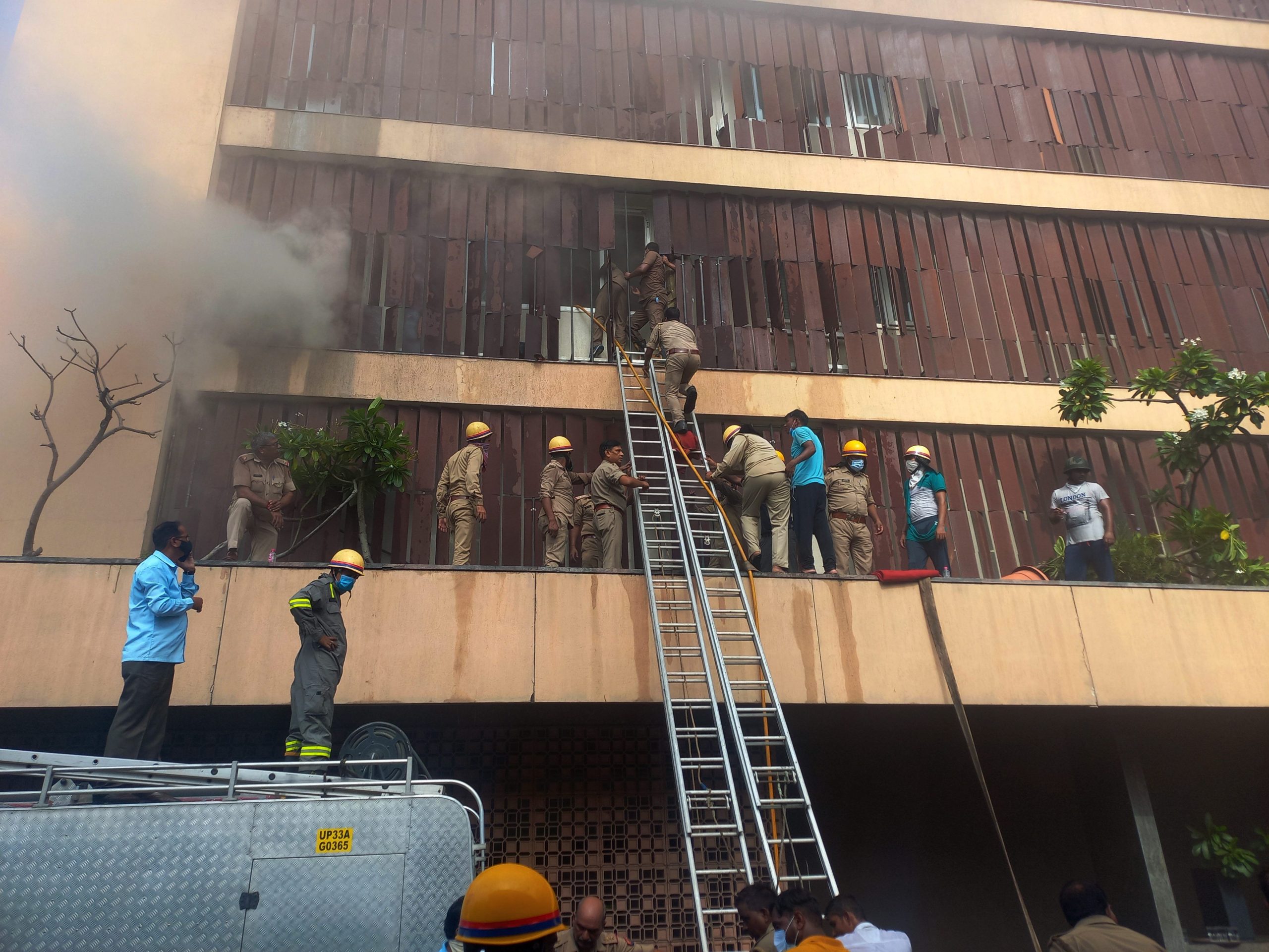 VIDEO: लखनऊ के Levana होटल में लगी आग, खिड़कियों से निकाले गए लोग
