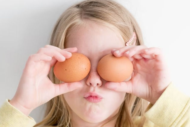 बच्चों की कमजोर आंखों के क्या होते हैं कारण? जानें इसके लक्षण और उपचार