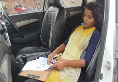 UP Board 2022: इस छात्रा ने कार में बैठकर दी परीक्षा, प्रशासन ने क्यों तोड़े नियम?