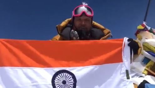 Mount Everest पर विंग कमांडर विक्रांत उनियाल ने लहराया तिरंगा, देखें वीडियो