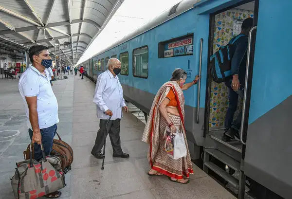 Indian Railway: काउंटर से खरीदा गया टिकट गुम होने पर क्या यात्रा कर सकते हैं? जानें नियम