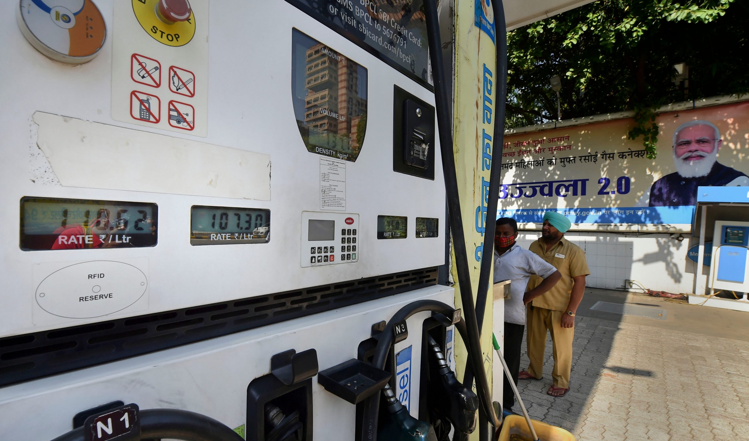 दीवाली पर मोदी सरकार की देश को त्योहारी, पेट्रोल पर 5 और डीजल पर 10 रुपये एक्साइज ड्यूटी घटाई