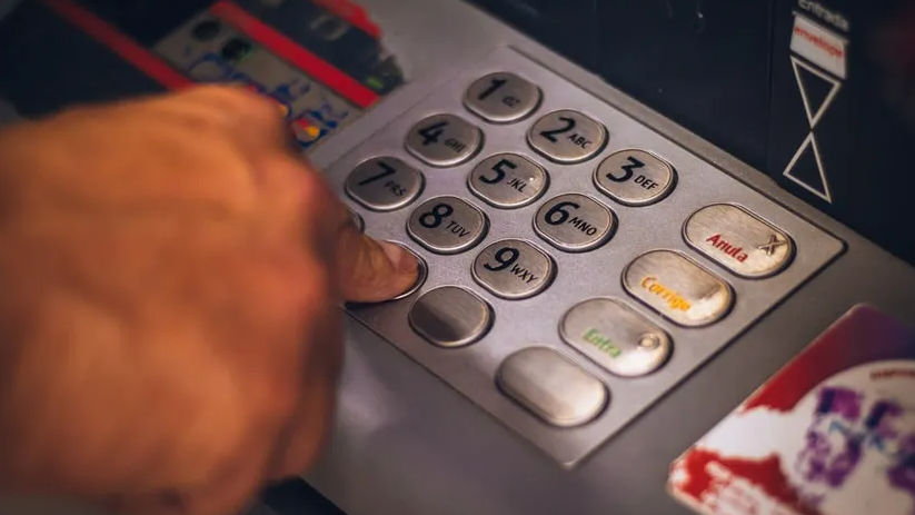 नए साल से महंगा होगा ATM का इस्तेमाल, हर ट्रांजेक्शन पर देने होंगे इतने रुपये