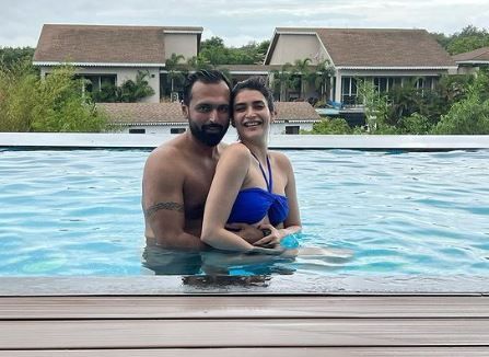 Photos:पूल में पति के साथ रोमांटिक हुईं करिश्मा तन्ना, इंटरनेट पर मचा बवाल!