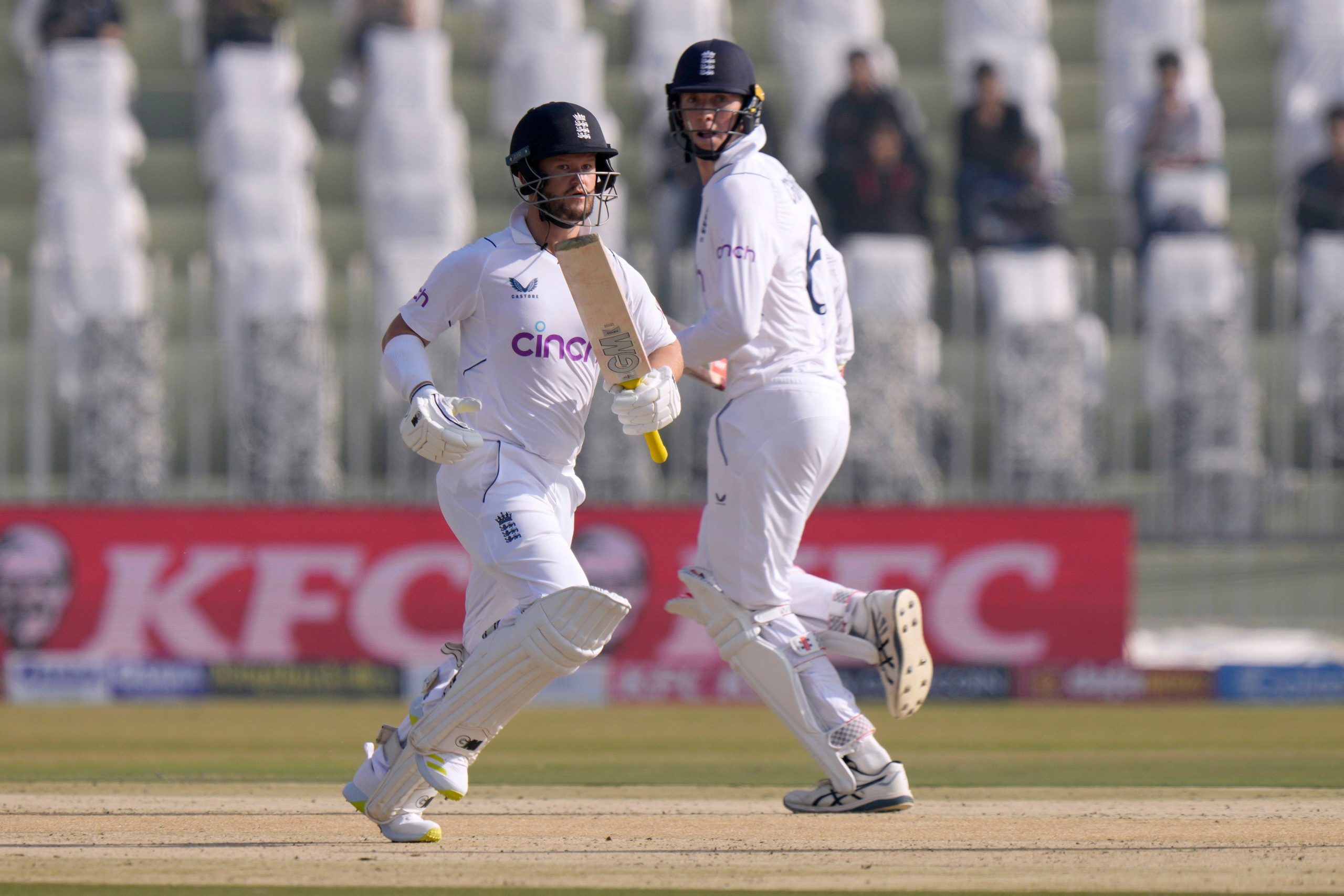 इंग्लैंड ने पाकिस्तान में मचाया गदर, टेस्ट को बनाया T20, बिना विकेट खोए बनाए 233 रन