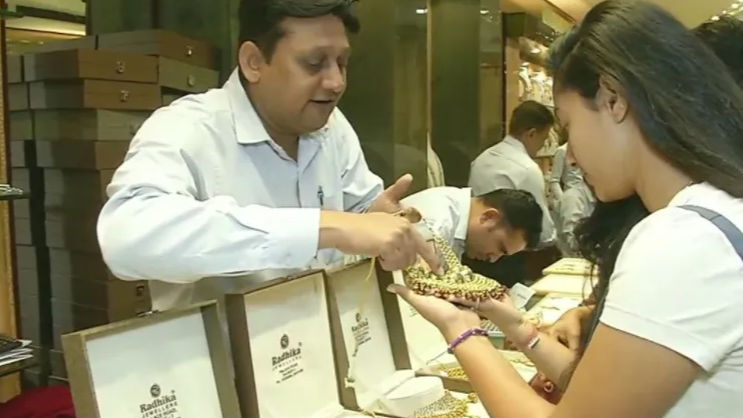 Gold price today: दीपावली से पहले कम हुए सोने के दाम, जानें 22 कैरेट गहने के ताजा दाम