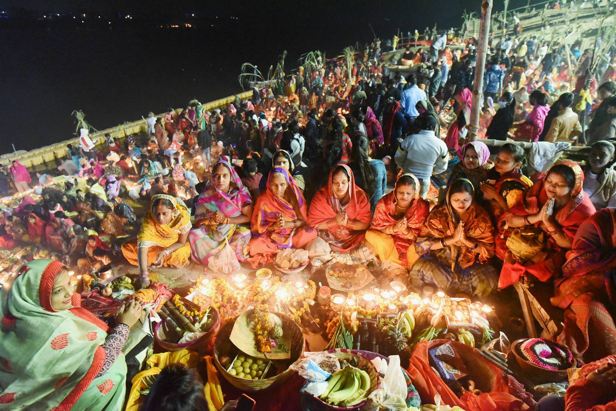 दिल्ली में दिवाली के पटाखों पर बैन के बाद सार्वजनिक छठ पूजा पर बैन, जानें DDMA का फैसला