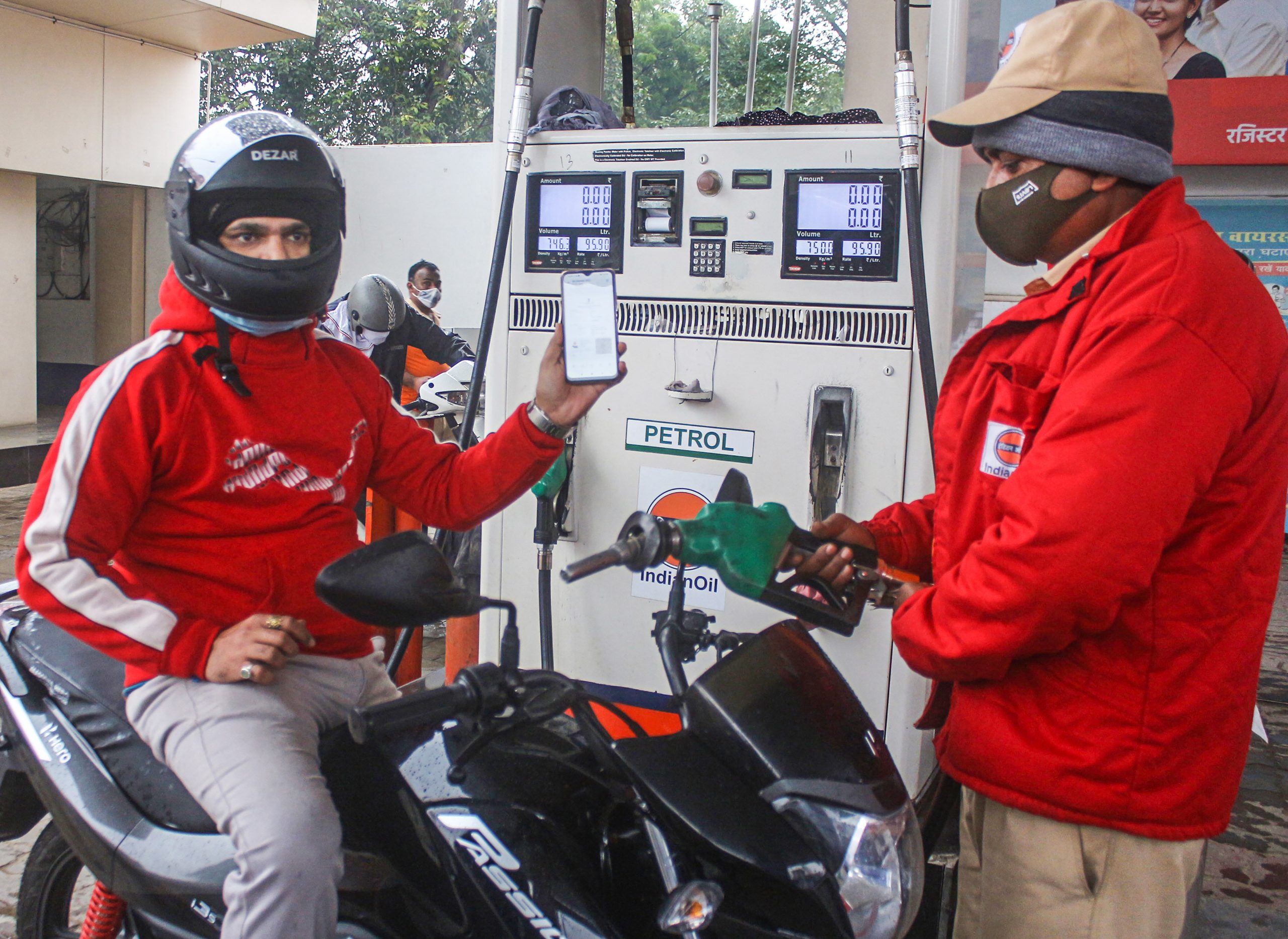 तेल की कीमतों से बढ़ी परेशानी, नहीं मिलेगा 50 रुपये से कम का पेट्रोल!